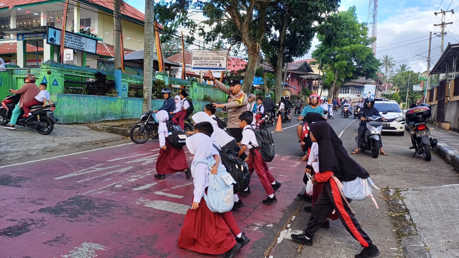 Preventif Pagi Polres Tanah Datar, Berikan Kamseltibcar di Jalan Raya Pada Jam Sibuk