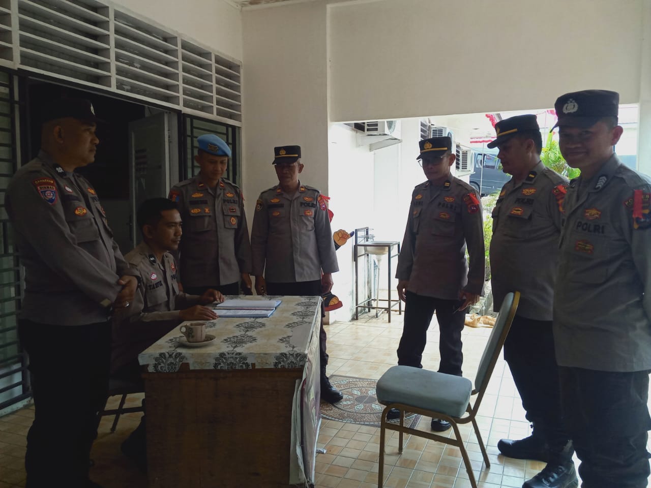 OMP 2024, Kasi Propam Polres Tanah Datar didampingi Padal Lakukan Monitoring Personil Pengamanan Kantor KPU