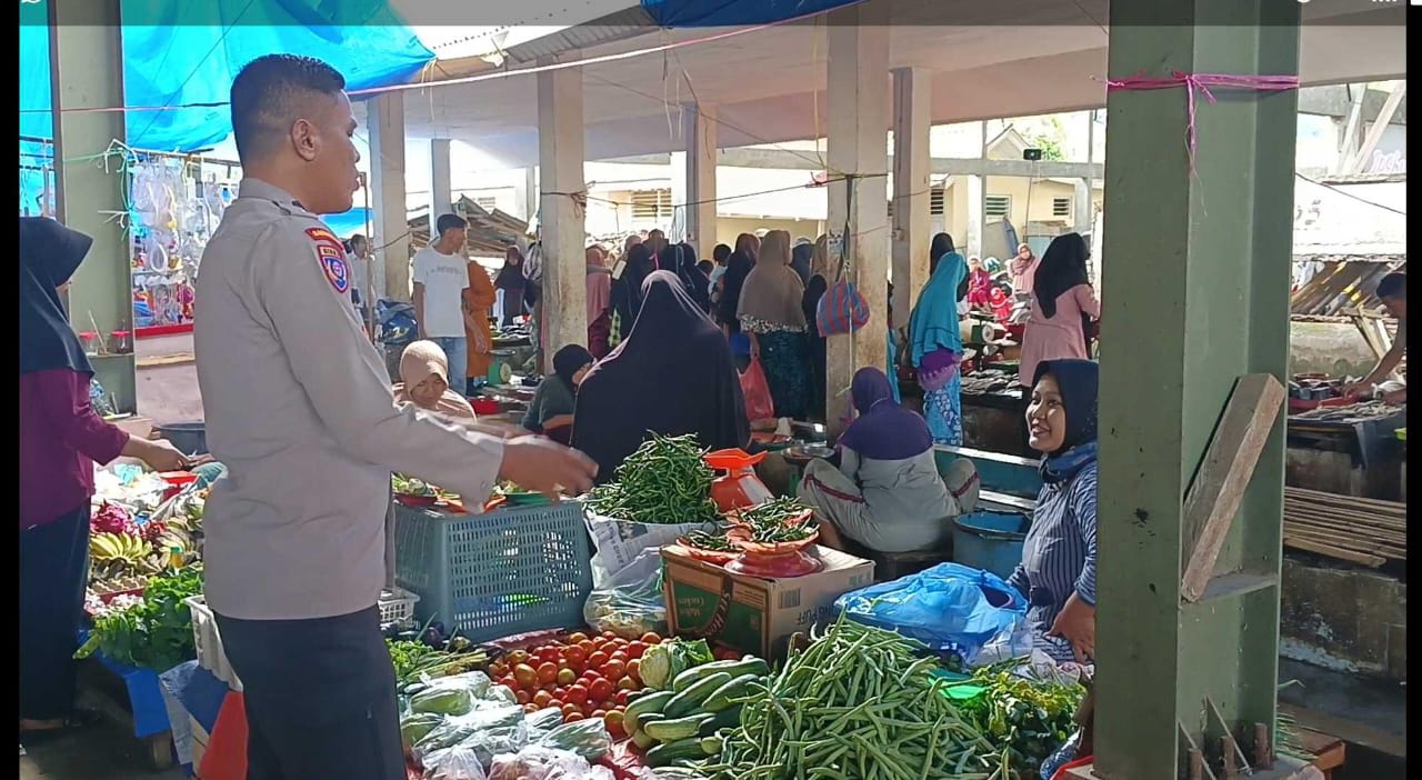 Kontrol Situasi Kamtibmas, Bhabinkamtibmas Nagari Padang Ganting Lakukan Patroli ke Pasar Padang Ganting