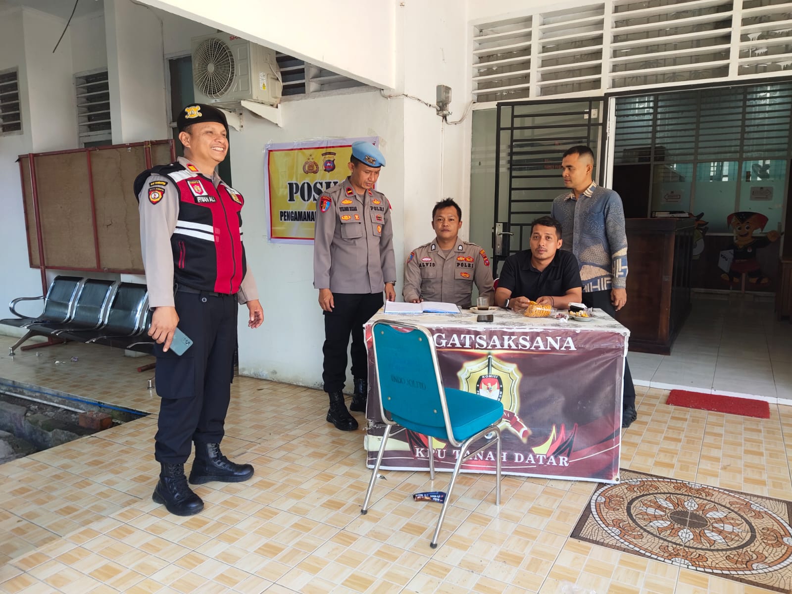 Pengamanan Kantor Penyelenggara Pemilu Personil Polres Tanah Datar