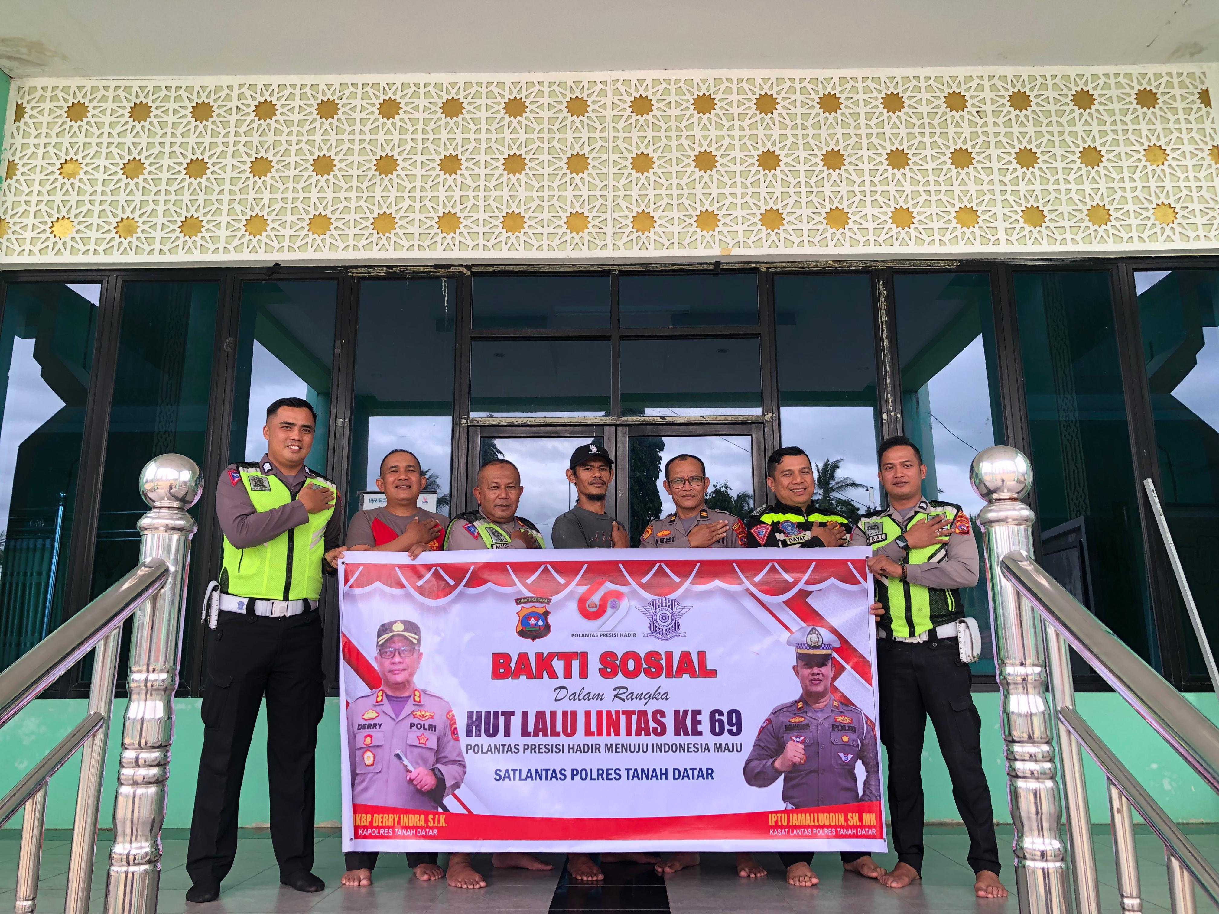 Jum'at Bersih Rumah Ibadah, Polres Tanah Datar Lakukan Bersih-bersih di Masjid Muhammadiyah Jorong Datar