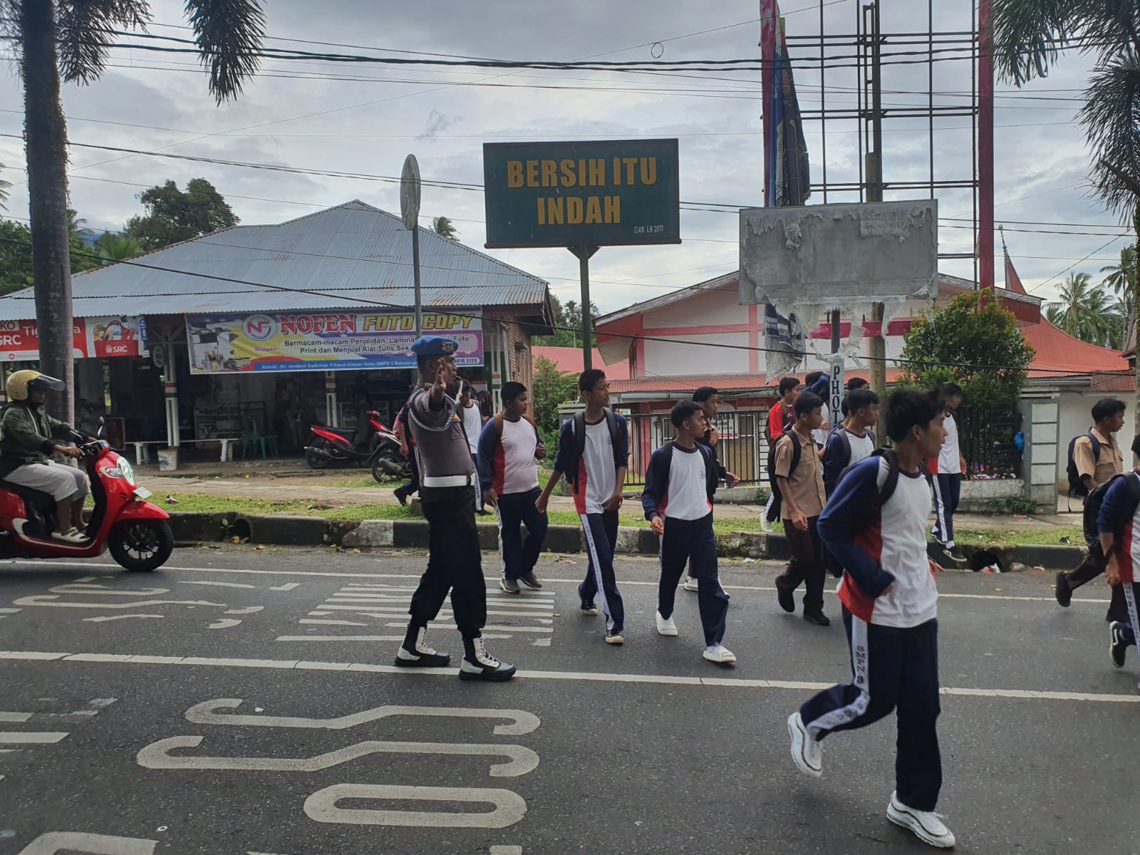 Ciptakan Kamseltibcar Lantas yang Kondusif, Personil Polsek Lima Kaum Lakukan Preventif Pagi