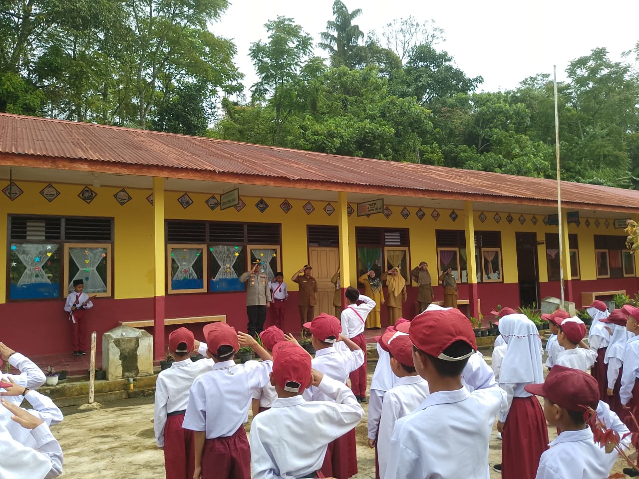 Pimpin Upacara Bendera, Kapolsek Pariangan Kunjungi SDN 16 Pariangan