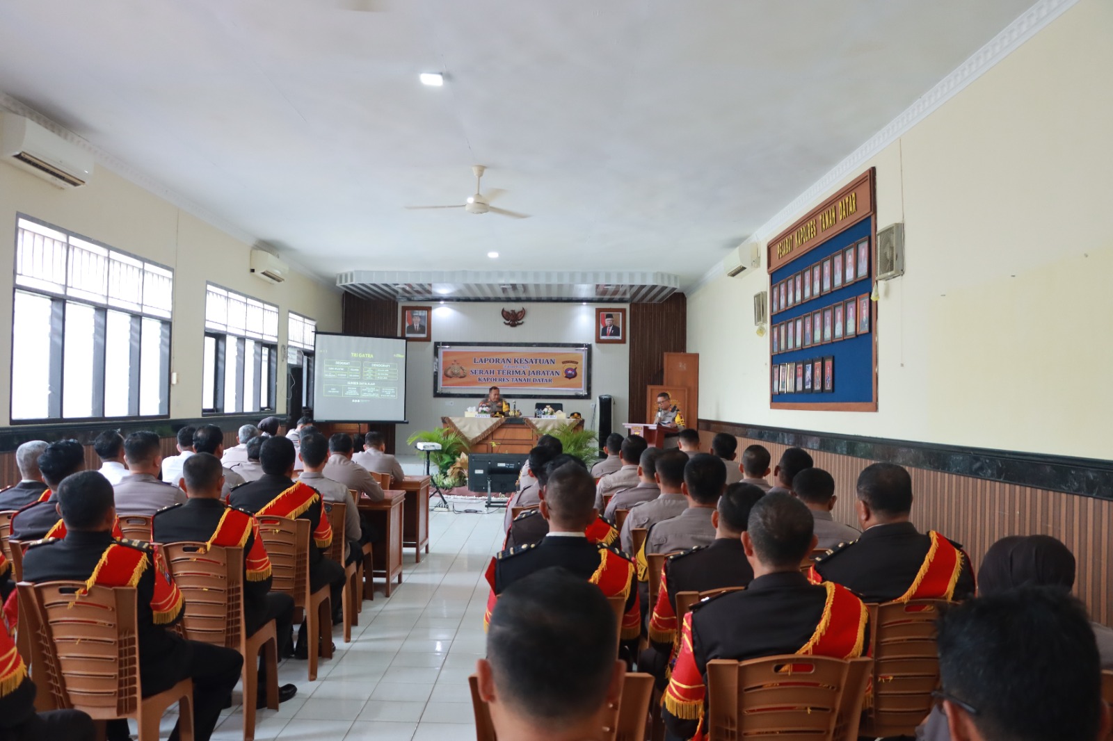 Tradisi Pedang Pora Sambut Kedatangan dan Pelepasan Kapolres Tanah Datar di Mako Polres