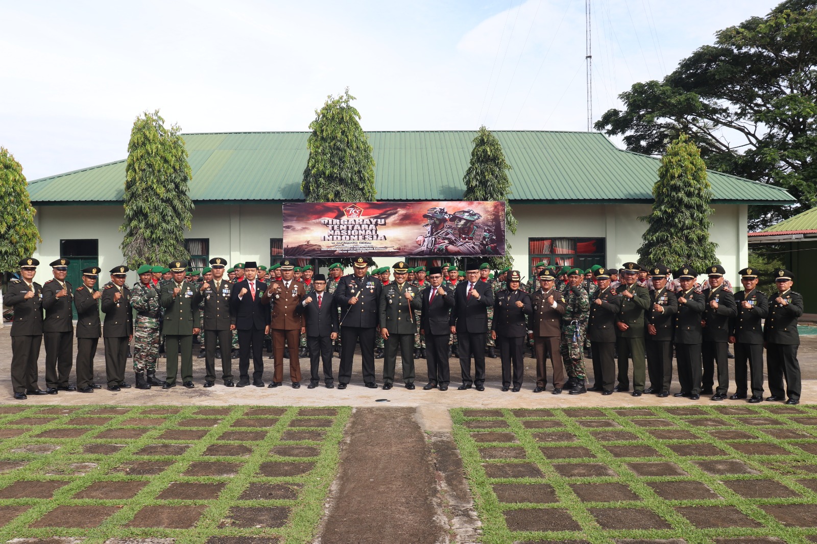 Wakili Kapolres, Wakapolres Tanah Datar Hadiri Upacara Dalam Rangka HUT TNI ke-79 di Lapangan Apel Kodim 0307/TD