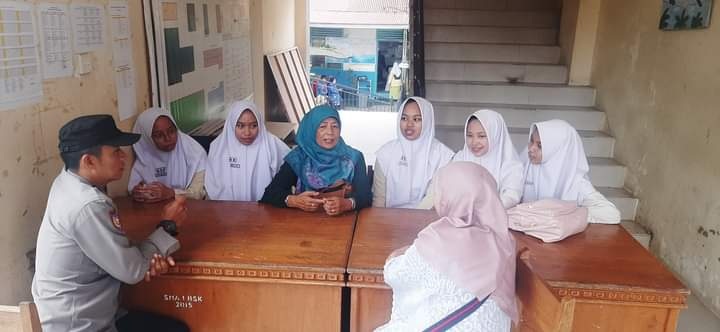 Sosialisasi Penerimaan Polri T.A 2025, Bhabinkamtibmas Nagari Baringin Kunjungi SMAN 1 Batusangkar