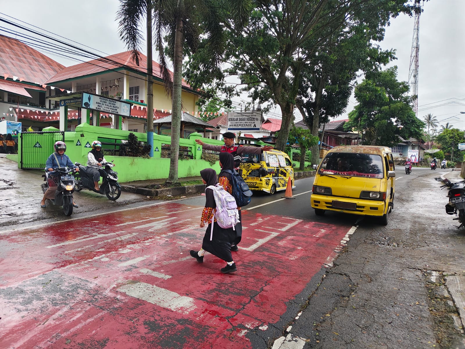 Polsek Lima Kaum Lakukan Pengaturan Lalu Lintas Guna Kelancaran Pengguna Jalan
