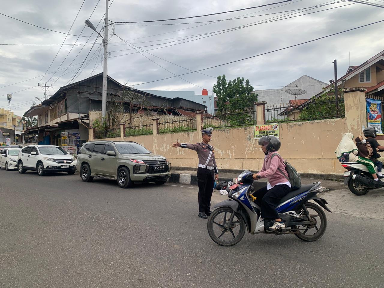Ciptakan Kamseltibcar Lantas, Sat Lantas Polres Tanah Datar Lakukan Pengaturan Lalulintas di Jalan Raya Pasar Batusangkar