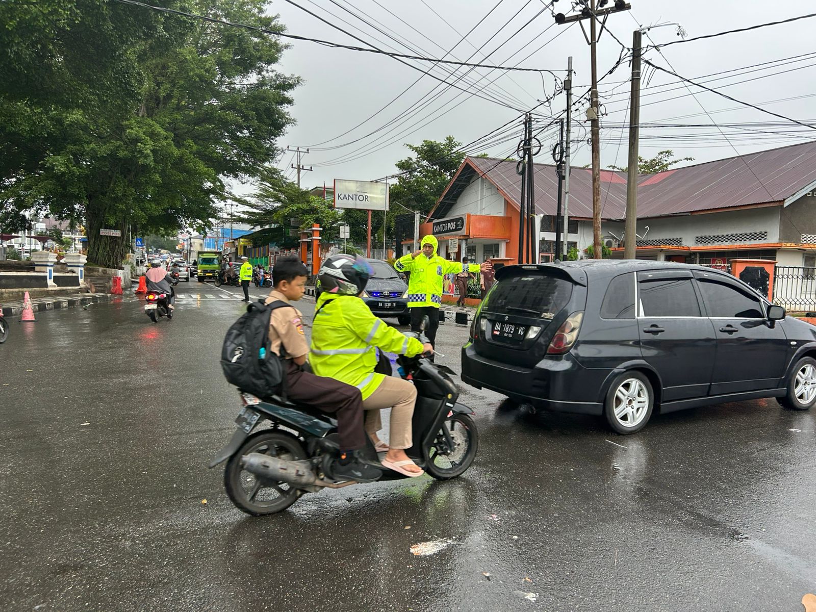 Demi Menciptakan Kamseltibcar Lantas pada jam Padat Kendaraan, Sat Lantas Polres Tanah Datar lakukan Pengaturan Lalu Lintas Walau diguyur Hujan