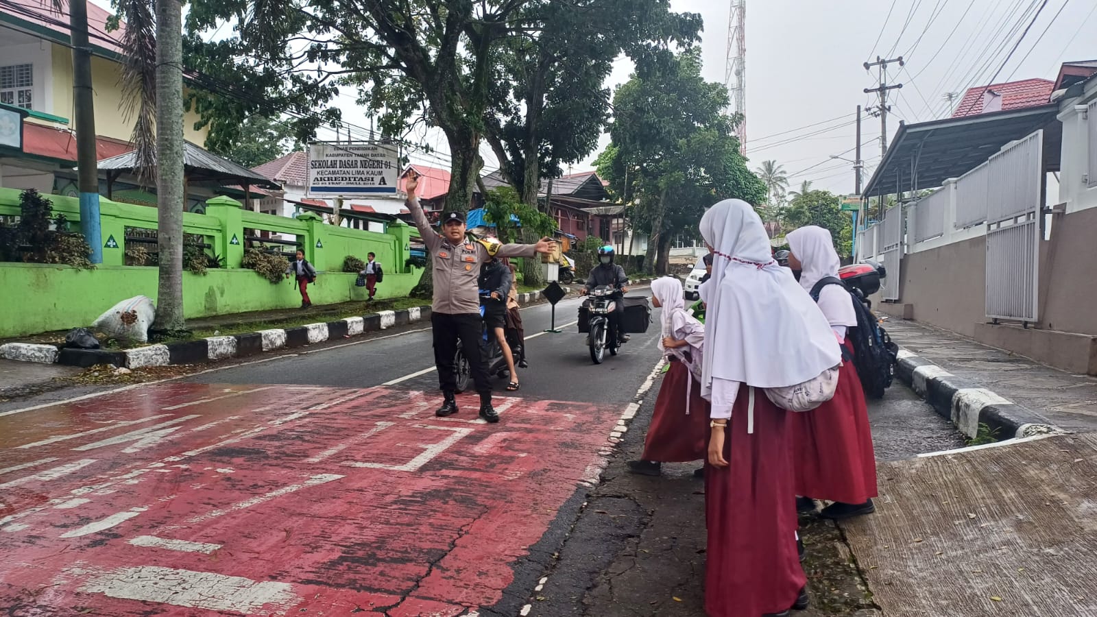 Polsek Lima Kaum Berikan Pengaturan Lalu Lintas Guna Kelancaran Pengguna Jalan