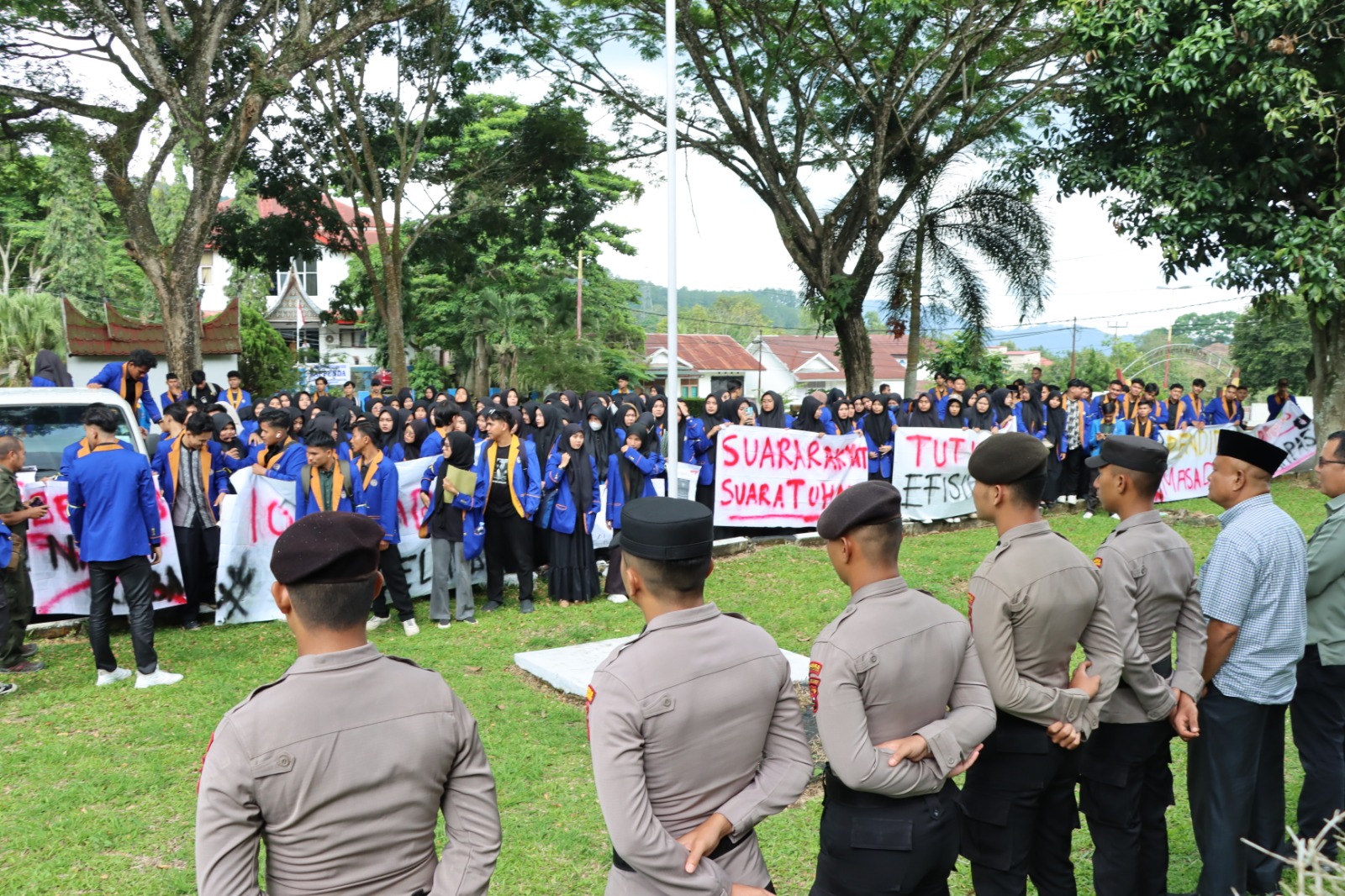 Penyampaian Aspirasi dari Mahasiswa UIN M Yunus Batusangkar di Kantor DPRD Kabupaten Tanah Datar, Polres Tanah Datar Lakukan Pengamanan