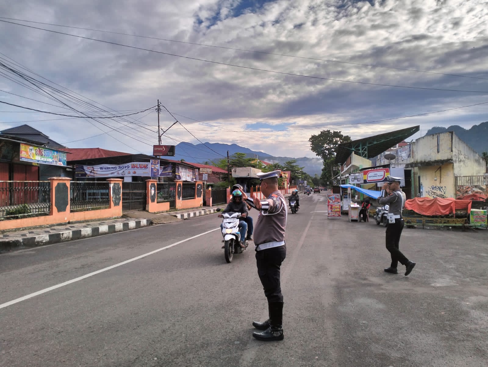 Berikan Kamseltibcar Lantas yang Kondusif, Polres Tanah Datar turunkan Personil di Simpang-simpang Rawan pada Jam Sibuk