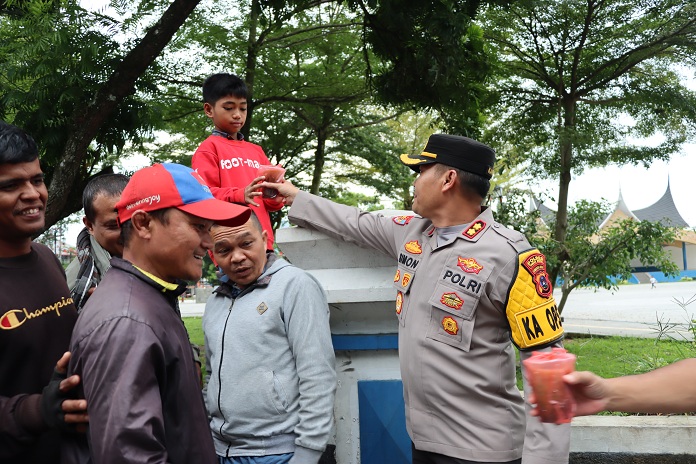 Kapolres Tanah Datar Ajak PJU dan Personil Bagikan Takjil Gratis kepada Masyarakat di Seputaran Lapangan Cindua Mato