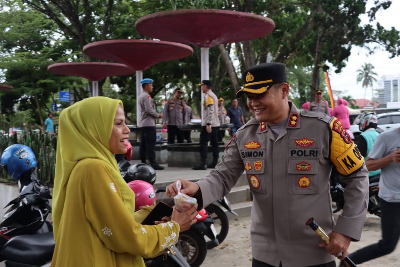 Kapolres Hadir Untuk Masyarakat, Bagikan Takjil Gratis kepada Masyarakat di seputaran Lapangan Cindua Mato