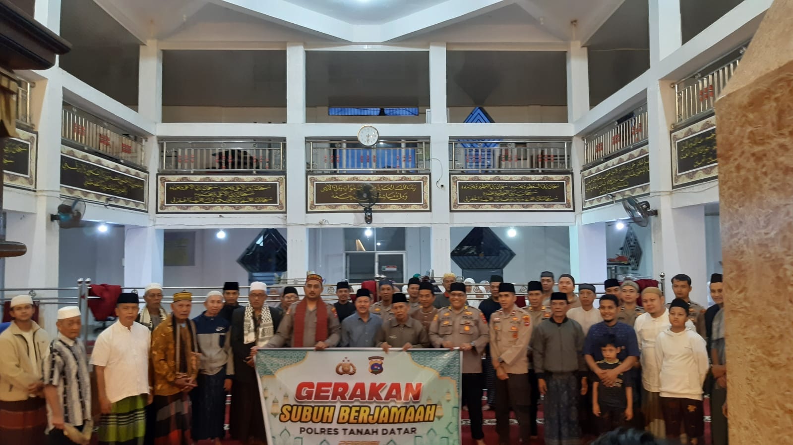 Gerakan Subuh Berjamaah Polres Tanah Datar di Masjid Baiturrahim Koto
