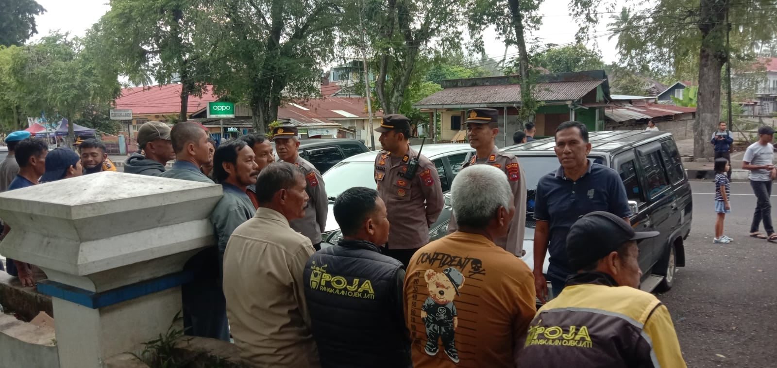 Jum'at Curhat Polres Tanah Datar, Tingkatkan Silaturahmi Bersama Masyarakat Komunitas Ojek Pasar Batusangkar di Lapangan Cindua Mato