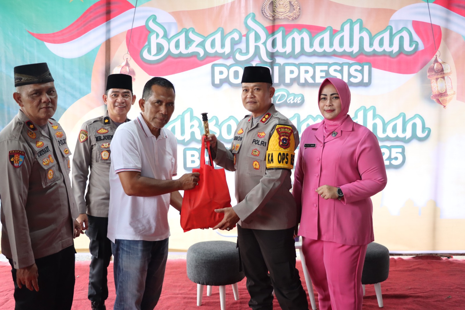 Bazar Ramadhan Polri Presisi Polres Tanah Datar, Kapolres Bagikan 100 Paket Sembako