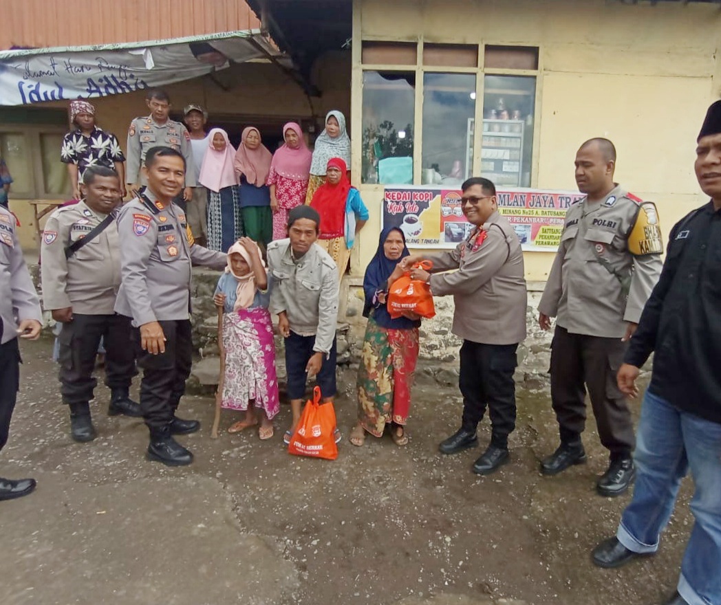 Jum'at Berbagi, Polres Tanah Datar Berikan Paket Sembako kepada Masyarakat yang Membutuhkan di Nagari Gurun Sungai Tarab