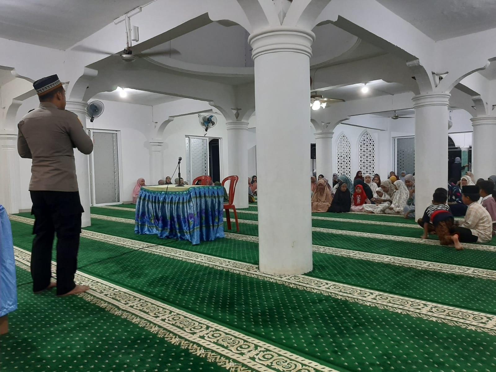 Berikan Himbauan Kamtibmas, Kapolsek Lintau Buo Utara Kunjungi Masyarakat pada saat Pelaksanaan Cerdas Cermat di Mesjid Iklhas Jorong Sembayan