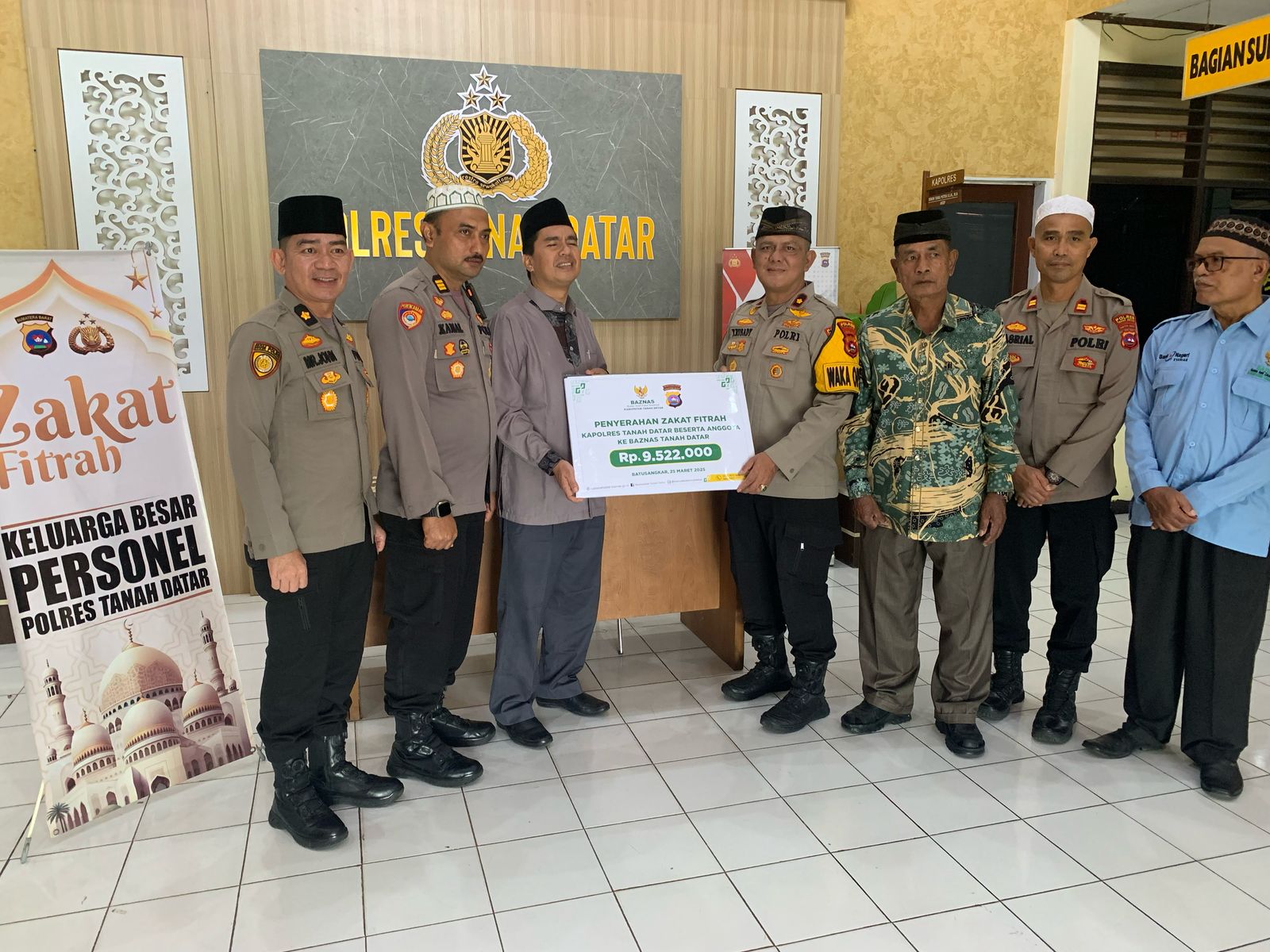 Wakili Kapolres, Wakapolres Tanah Datar Serahkan Zakat Fitrah Keluarga Besar Polres Tanah Datar kepada Baznas Kabupaten Tanah Datar 