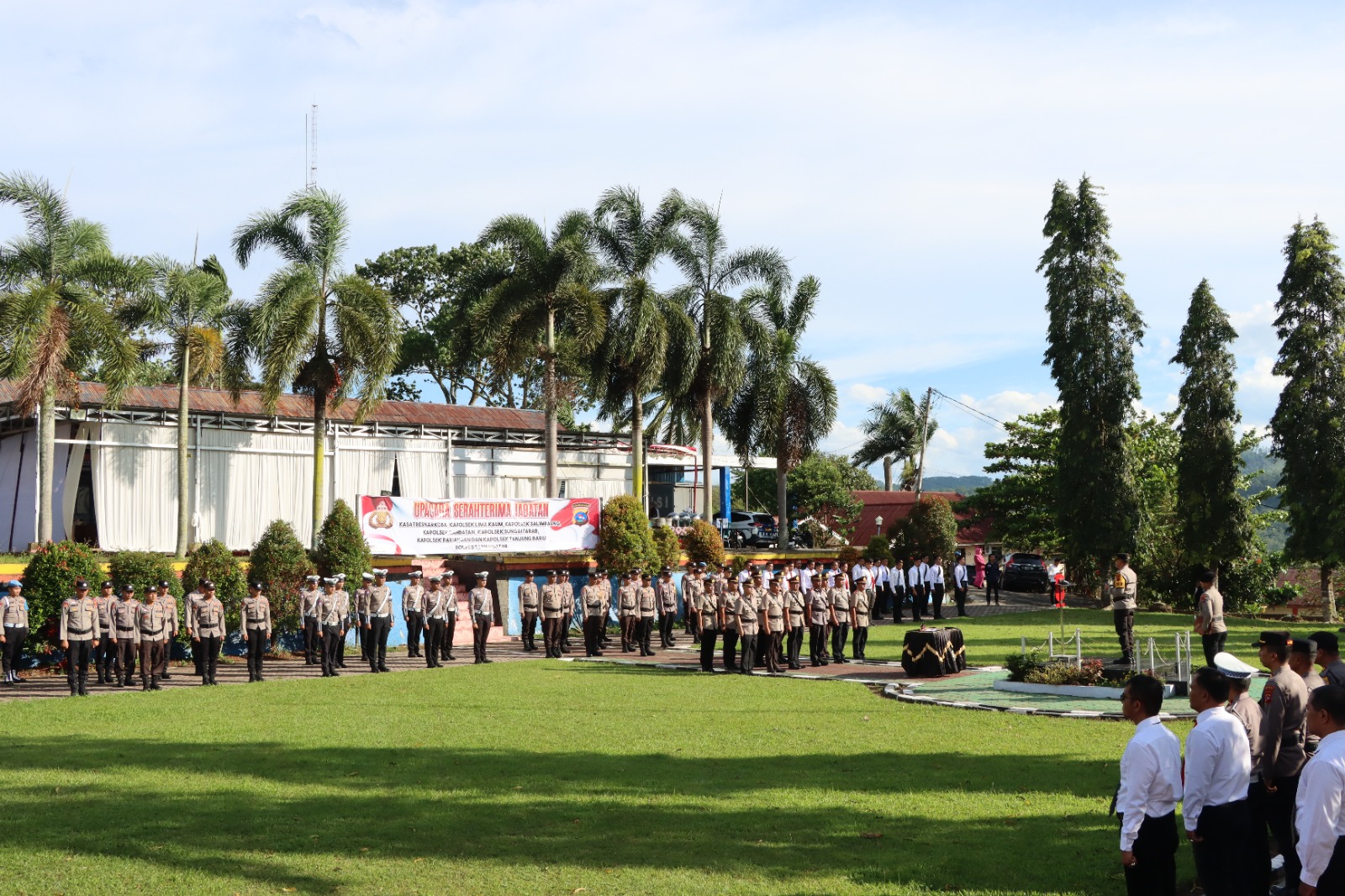 Pergantian Pejabat di Lingkungan Polres Tanah Datar, Kapolres Pimpin Upacara Sertijab di Lapangan Apel Polres Tanah Datar