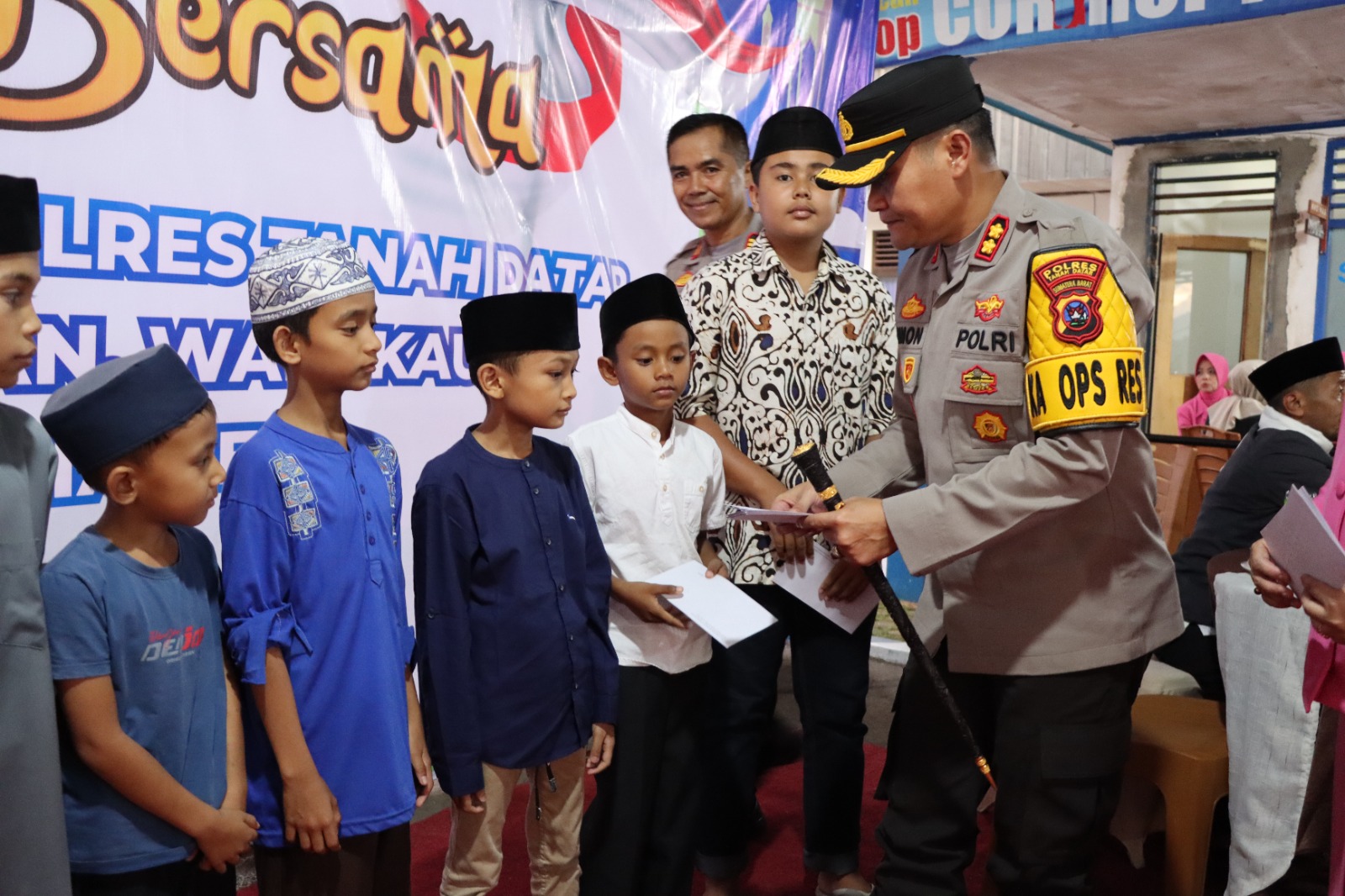 Gelar Buka Puasa Bersama, Polres Tanah Datar Beri Santunan Kepada Anak Yatim dan Dhuafa