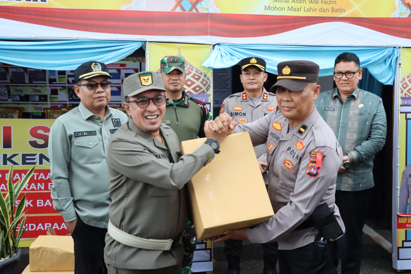 Pengecekan Pos Pelayanan dan Pengamanan OPS Ketupat SGL 2025 Polres Tanah Datar, Kapolres bersama Forkopimda Serahkan Bantuan Logistik 