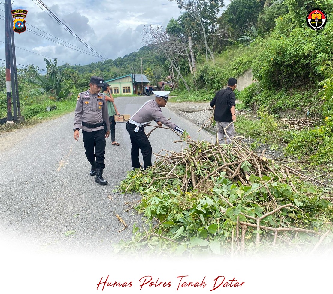 Quick Respon Pos Yan Ombilin OPS Ketupat SGL 2025 Polres Tanah Datar, Lakukan Pembersihan terhadap Pohon Tumbang yang Menutupi Badan Jalan di Jalur Mudik Batusangkar - Solok Ombilin