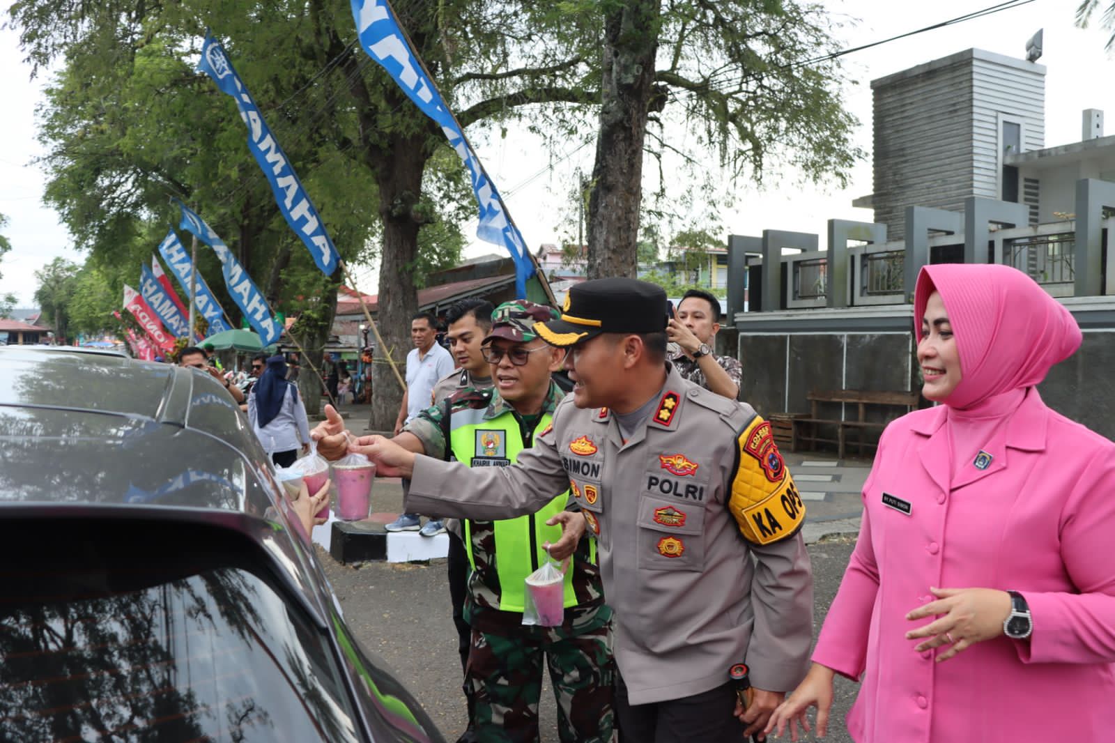 Sinergitas TNI - Polri, Polres Tanah Datar bersama Kodim 0307/TD Bagikan Takjil Gratis kepada Masyarakat