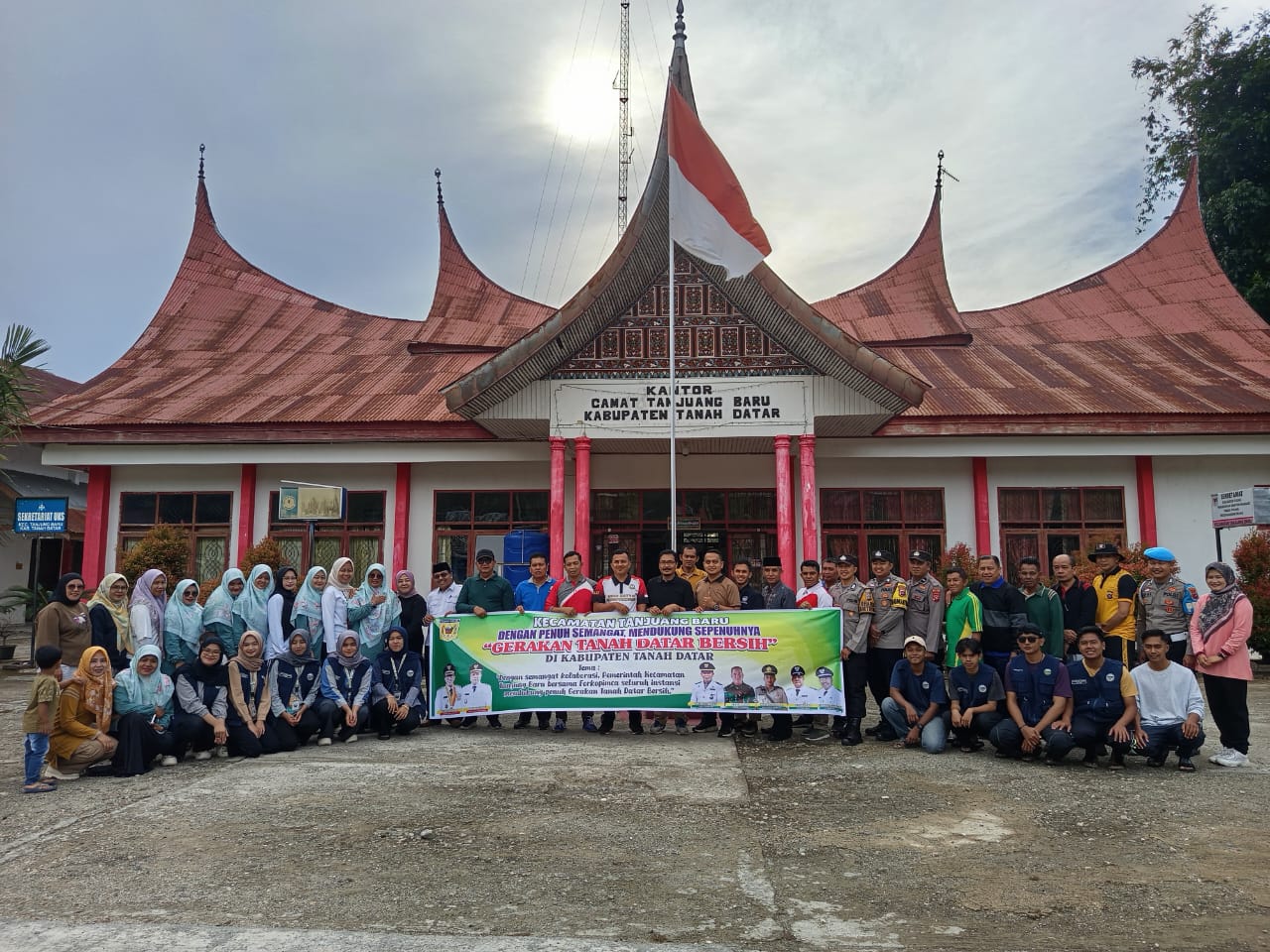 Gotong Royong gabungan Forkopimca, Personil Polsek Tanjung Baru dan Warga Kecamatan Tanjung Baru membersihkan gerbang masuk Kantor Camat dan membersihkan Halaman masing masing kantor instansi.